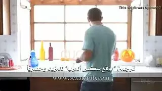 شاب يساعد اخته في ترتيب الحمام ويتحرش بطيزها