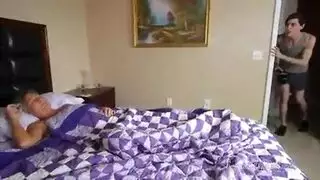 امرأتان تتنافسان لإعطاء أفضل مص للقضيب لرجل محظوظ