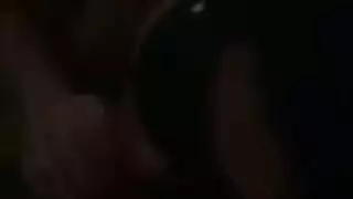 النساء الآسيويات اللواتي يرتدين الملابس الداخلية الزرقاء عاريات ويستعدن لممارسة الحب مع بعضهن البعض