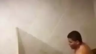 يضرب صاحبته بقوة في حمام النادي