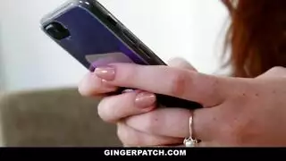 شقراء تُدخل مهبلها الضيق إلى نشوة مرتجفة
