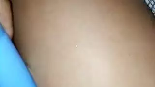 تخدم قضيبه ثم تحصل على فتاة مدللة وقحة تقذف على وجهها