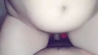 فتاة تتحوى من حيوانات