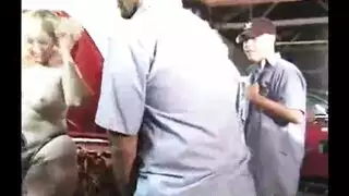 جنس جماعي للميكانيكيين: التناوب على زبونة كبيرة المؤخرة