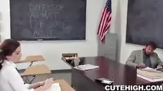 الفتاة العذراء الشابة تتعرف على أداة معلمها الضخمة في فيلم إباحي صريح