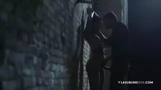 ابو زب طويل يأجر فتاة متعة ليكبلها و يداعب كسها ثم يأمرها ان تركب له زبه