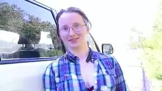 مراهقة ناشزة ترتدي نظارة تعرض بزازها وطيزها في زقاق عام