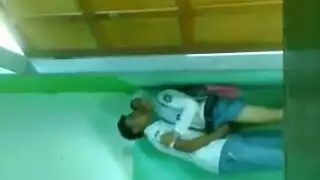 إباحية مراهقين: جنس جامح في الفصل ومواجهة حائط خارجية