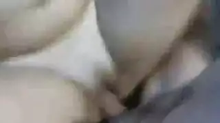 إغراء الصدر يتحول إلى فعل إباحي عميق ومتعرق