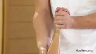 تدليك زيتي حسي يؤدي إلى لحس شهواني للكس وجنس قوي