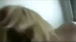 أثداء طبيعية ضخمة ومؤخرة ممتلئة تحصل على قذف عميق