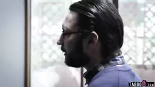 زوجة تسافر للبحث عن المال