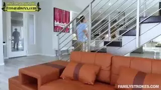 زوجة الأب الشهوانية تأخذ قضيب الأب والابن