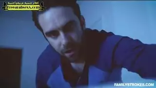 زوجة الأب تتولى مهمة كسر عادة استمنائه
