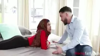آلة جنس أجنبية تمارس الجنس بعمق في مهبل اللبنانية المحجبة المبلل