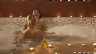 إيروتيكا عربية نسائية تركيز صريح على البظر والثدي