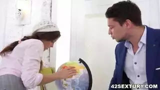مراهقة مثيرة تلعب بقضيب صديقها بينما يشاهد