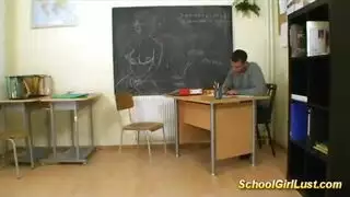أستادت متوسطة تسخن في القسم