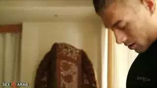 رغبة محظورة: أم توقع ابنها في فعل إباحي