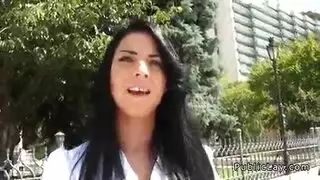 بنت بيضاء جسم عيون خضر