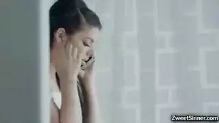 يضبطها تداعب كسها فتعاقب بنيك العنيف
