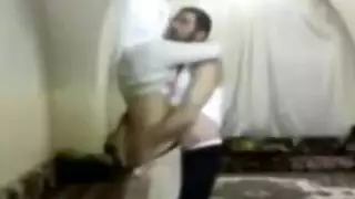 عاهرة محجبة تفتح شفري فرجها في مشهد إباحي صريح وقاس