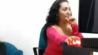 يلعب بكسها اصبعه