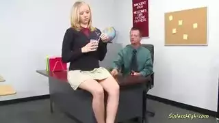 تلميذة شقراء مفعم بالحيوية تركب عصا ضخمة من اللحم ولا يمكنها إنهاء فكرة بدون هزة الجماع الشديدة