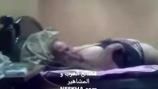امراة عربيه مع مجموعه