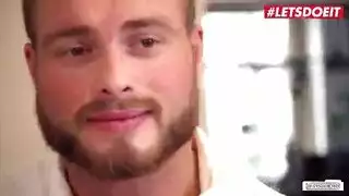 السيدة الشقراء وينونا رايدر ترتدي مشدًا أسود بينما تخون زوجها مع شريكه