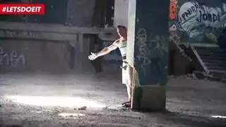 ثنائي سحاقي أسمر يغتصب فرج مراهقة مبلل في مشهد إباحي