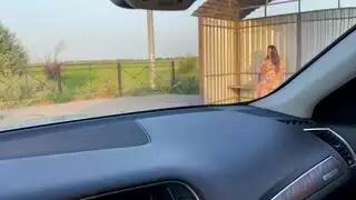 تبادل المغني فالفم