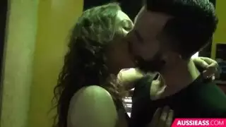 يغري فتاة صغيرة وينيكها مترجم