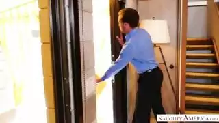 شقراء صغيرة تركب على زب سميك وتهز طيزها