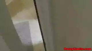 انها ترتدي النضارات