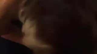 طعام فوضوي وجه الفتاة