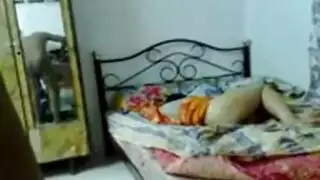 نيك بين الأعراق: رجل أسود يسيطر على فتاة هندية بجنس عنيف