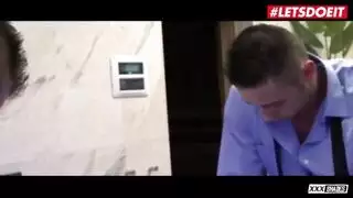 عاهرة حلوة تتعرض لجنس جماعي عنيف