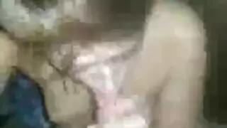 نيك جماعي للقريبة: عدة قضبان تملأ فتحاتها