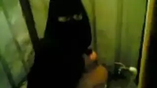 محجبة سحقية مع صذؤقته حمام