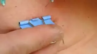 امرأة جميلة ممتلئة تركب عصا ناقل الحركة الخاص بك