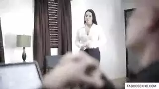 سرير ضخم، رجل موشوم مثير، وجنس صباحي مكثف