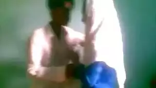 شاب مفلس يغوي عاريات في حوض السباحة لمشهد إباحي