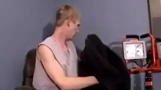 تدمير شرجي لمراهقة: طيز ضيق يُدمر، أرجل ترتعش من النشوة