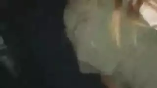 فتاة سمراء بشعر مجعد كبير تحب الجنس الشرجي الخشن من قضيب مرتبط