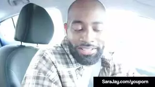 صديقة سارة الساخنة تدلع حورية داعرة بتدليك قضيب جنسي قاسي