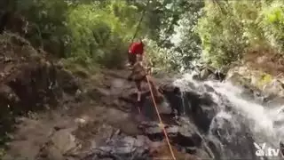 يهجم عليهابالبيت ويجبرها