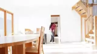 امرأة ناضجة تعلم شاباً يافعاً كيف يضرب صديقته بقوة