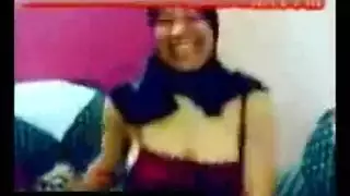 شابان يمارسان الجنس بقوة مع عاهرة مصرية محجبة ساخنة بعد رقصة مغرية
