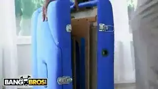 جلسة مساج خفية تتحول إلى نيك شرجي ومهبلي قوي